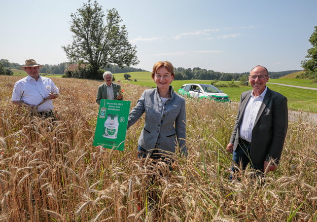 Presentation of the initiative for climate protection in agriculture with a field visitation