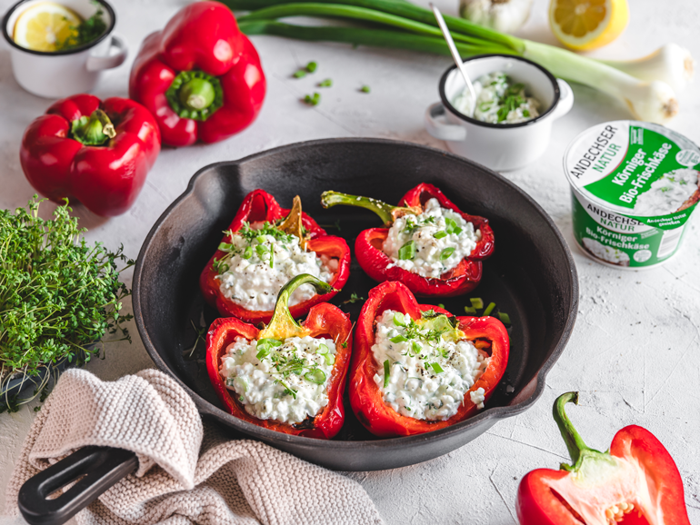 Gefüllte Paprika mit körnigem Frischkäse | Andechser Natur Gefüllte Paprika mit körnigem Frischkäse | Andechser Natur