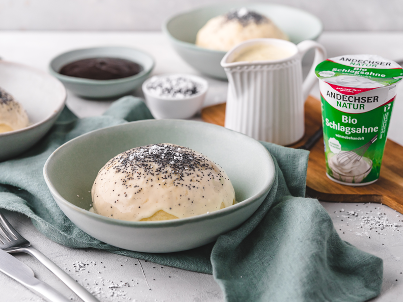 Germknödel mit Vanillesoße und Pflaume-Zimt Jogurt | Andechser Natur