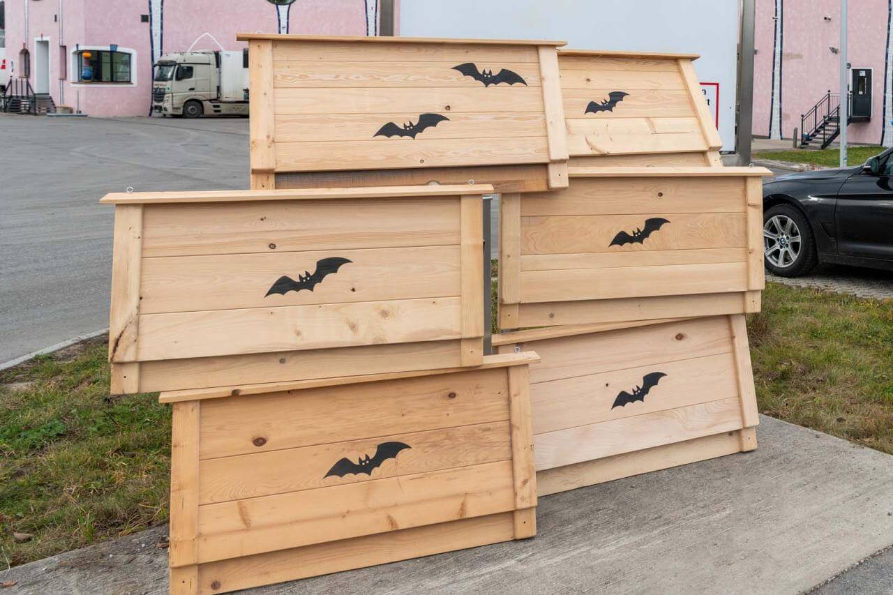 Fledermauskästen auf dem Geländer der Andechser Molkerei Scheitz - Internationale Nacht der Fledermaus