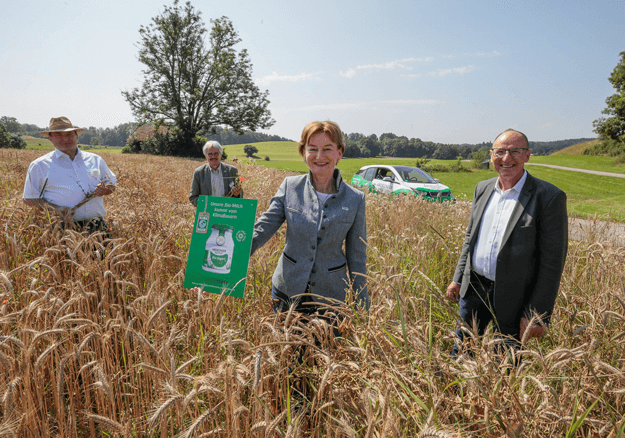Presentation of the initiative for climate protection in agriculture with a field visitation