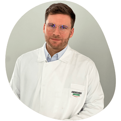 Herr Bertsch, Produktentwickler der Andechser Molkerei Scheitz, in weißem Kittel