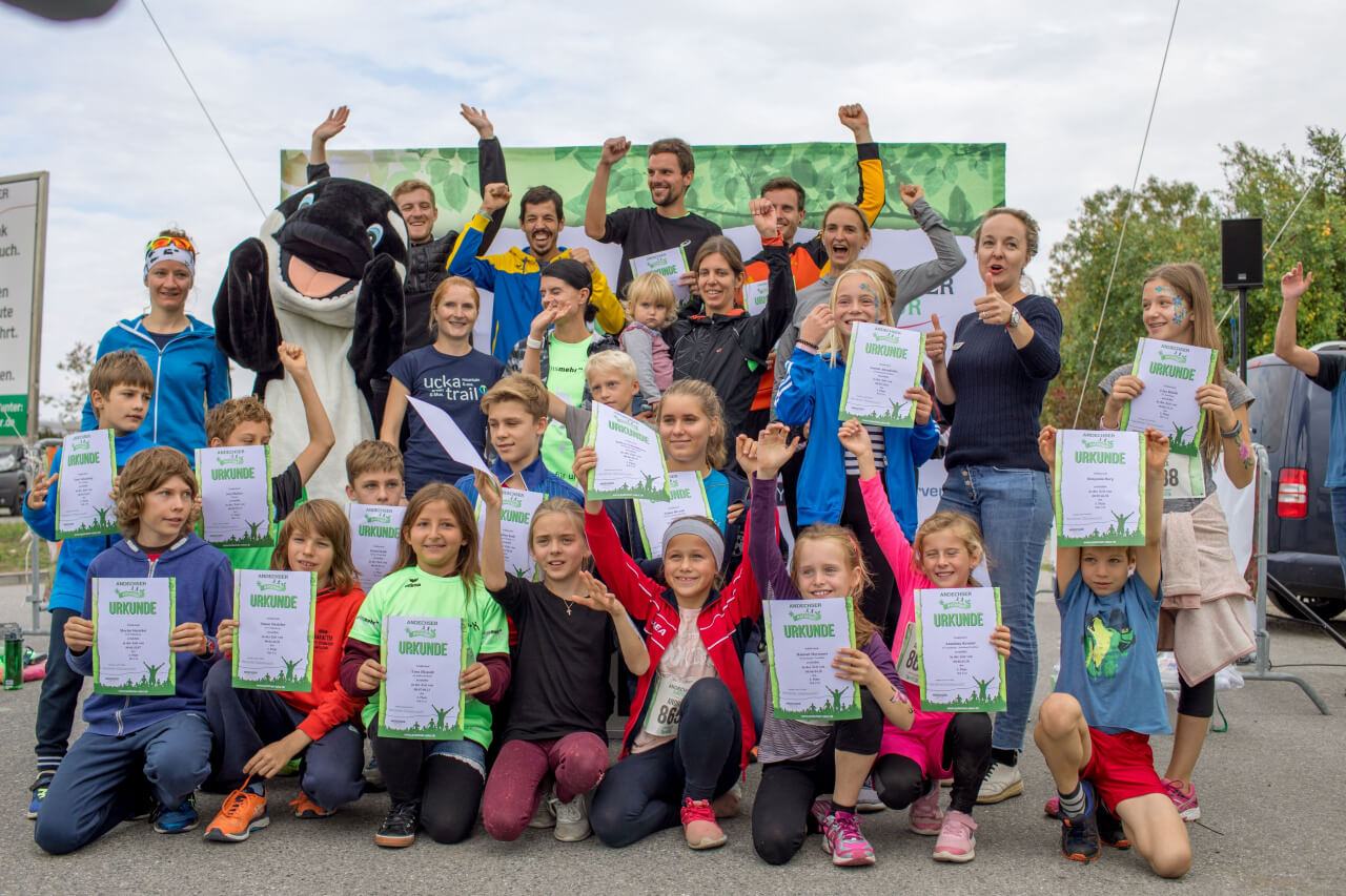 BU: Die glücklichen Gewinner aller Altersklassen beim Andechser Naturlauf