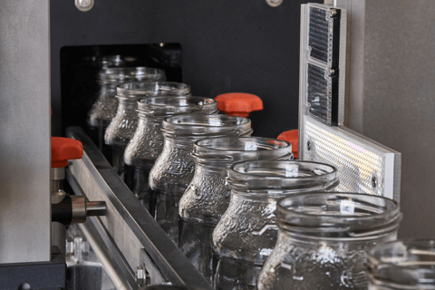 Die Verpackung der Bio-Milchprodukte in der Andechser Molkerei Scheitz