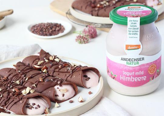 Buchweizen-Schoko-Pfannkuchen mit Demeter Himbeerjogurt