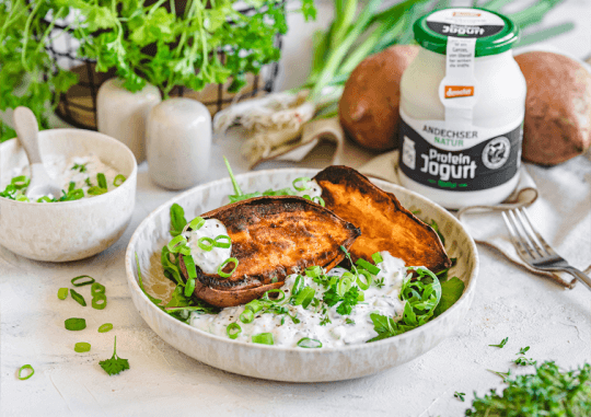 Ofen-Süßkartoffel mit Protein-Kräuterdip