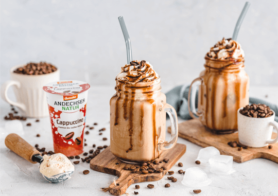 Eiskaffee mit demeter-Cappuccino