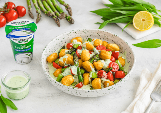 Crunchy Gnocchi Salat mit grünem Spargel und Bärlauch-Sauerrahm-Dressing mit ANDECHSER NATUR Bio-Sauerrahm