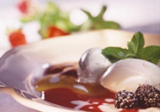 Quarksorbet auf Fruchtsaucen