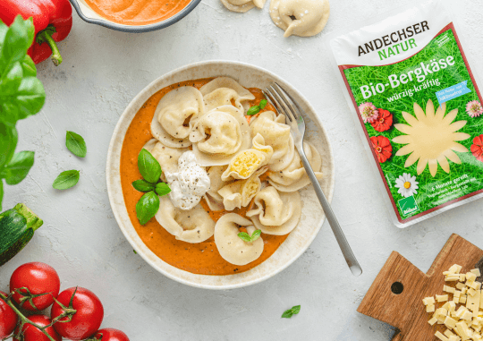 Pelmeni mit Kartoffel-Bergkäse Füllung und Gemüsesoße