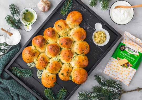 Tannenbaum Pizzabrötchen mit Bergblumenkäse weihnachtliche Rezeptidee